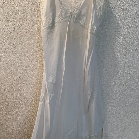 Vintage Pembroke lace trim off white slip size 34R great condition - Picture 8 of 8
